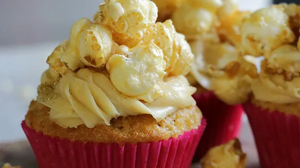 Cupcakes de elote con palomitas de caramelo | Domino Mexico