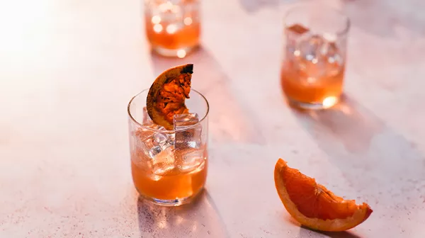 Cóctel de campari, toronja y tequila