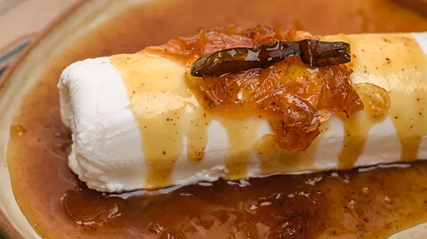 Queso de cabra con salsa caramelizada de cebolla y serrano