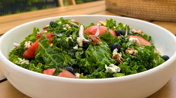 Ensalada de duraznos, queso azul y kale