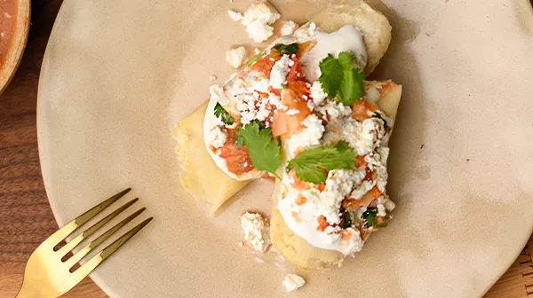 Tamales de elote con salsa molcajeteada