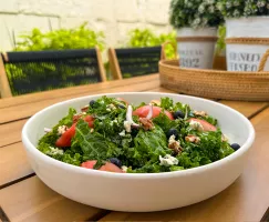 Ensalada de duraznos, queso azul y kale