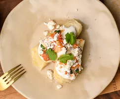 Tamales de elote con salsa molcajeteada